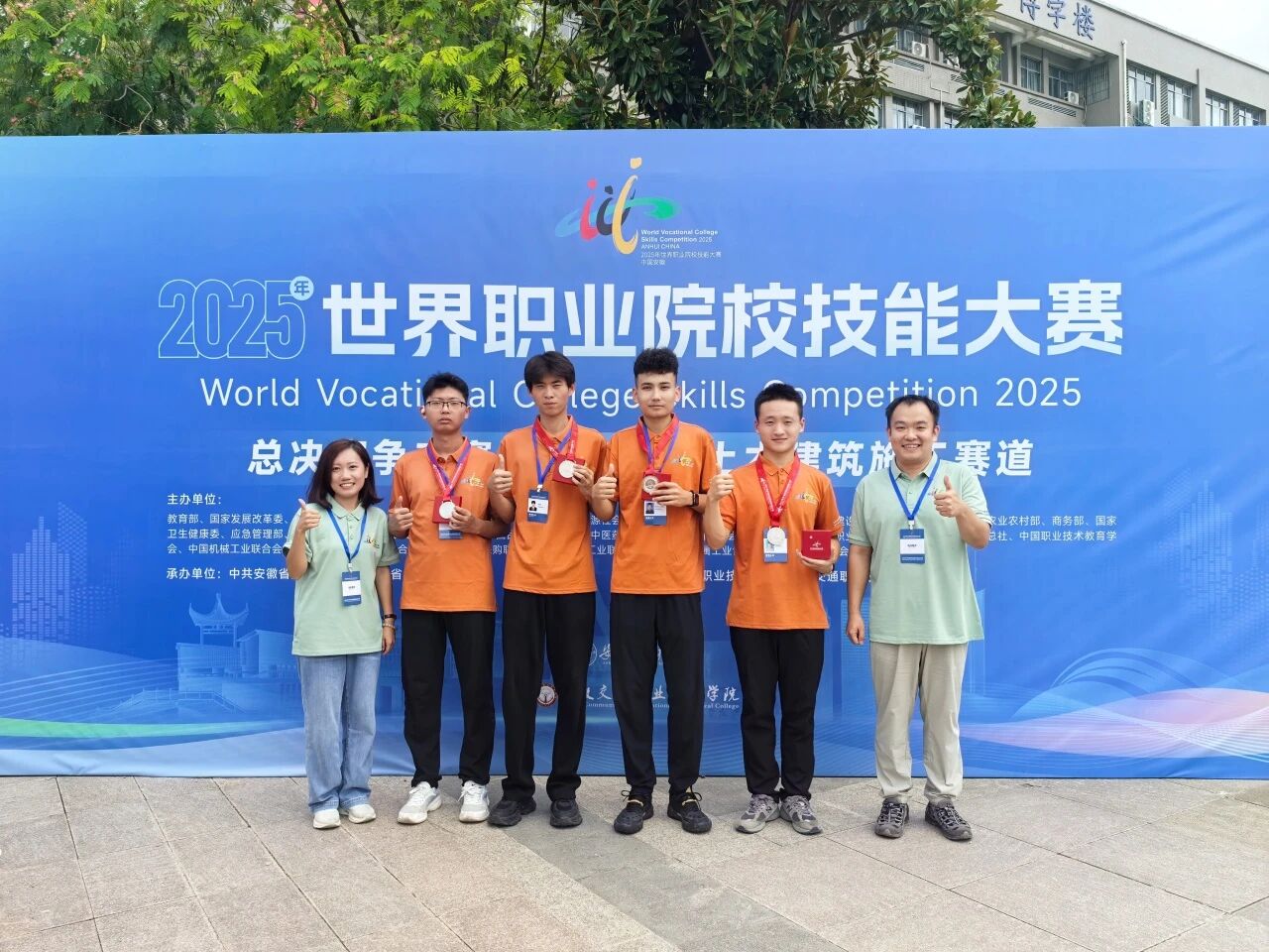 喜报 | 学院在2025年世界职业院校技能大赛总决赛争夺赛高职组土木建筑施工赛道中荣获银奖！